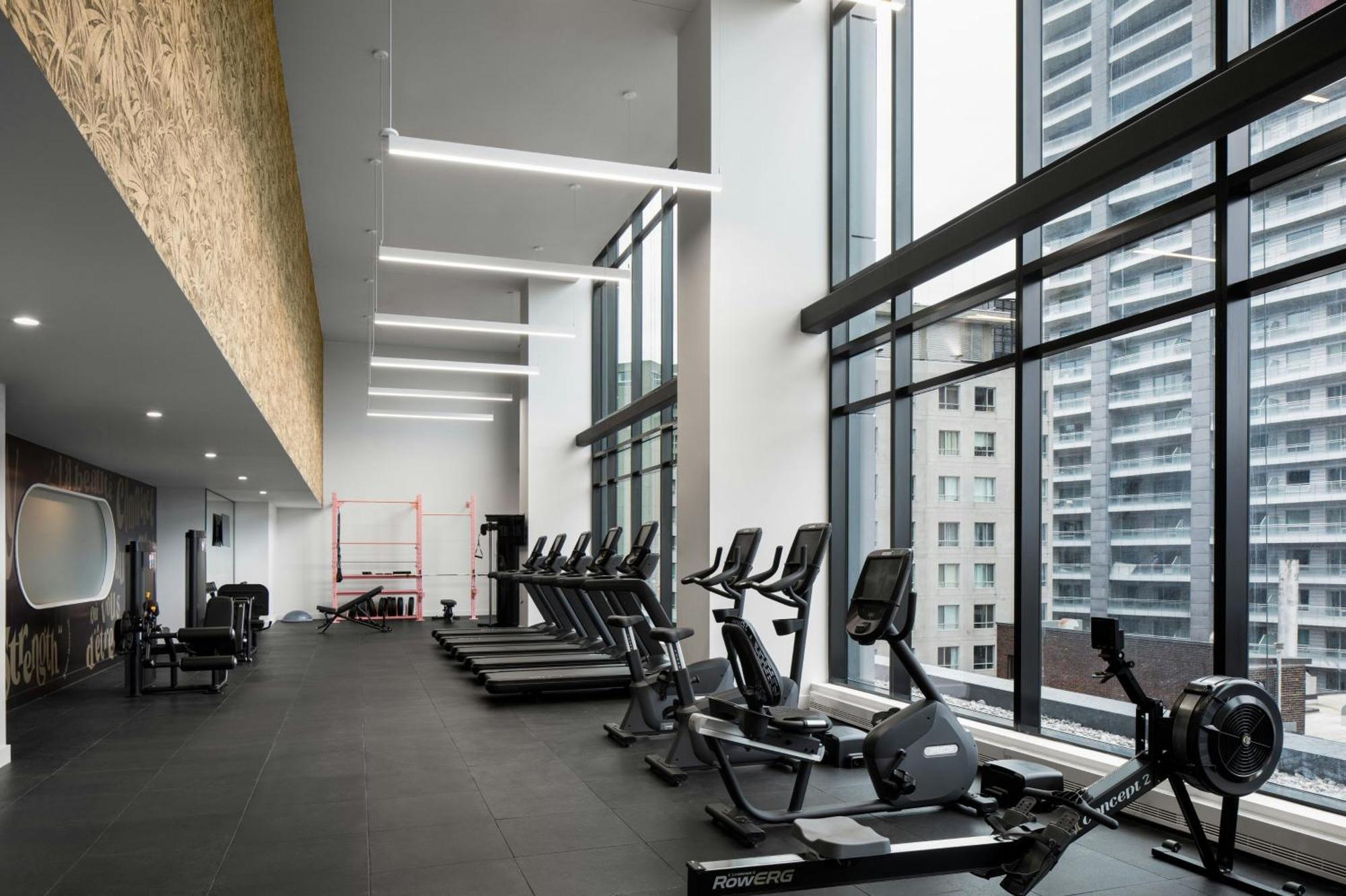 Honeyrose Hotel, Montreal, A Tribute Portfolio Hotel Buitenkant foto The gym at The Collective Old Oak