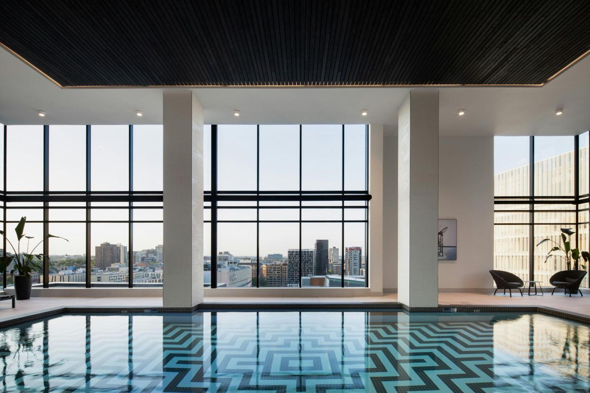 Honeyrose Hotel, Montreal, A Tribute Portfolio Hotel Buitenkant foto The pool at the 25th floor