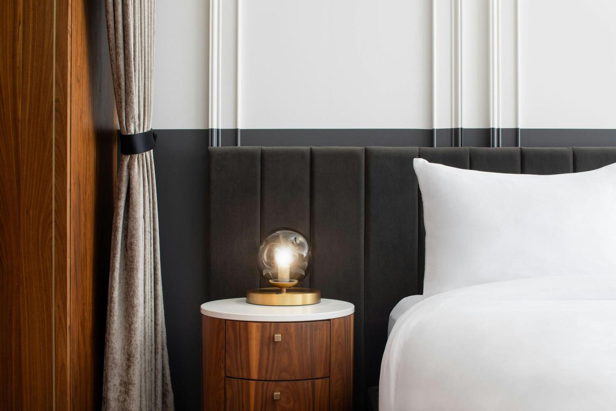 Honeyrose Hotel, Montreal, A Tribute Portfolio Hotel Buitenkant foto A bedside table