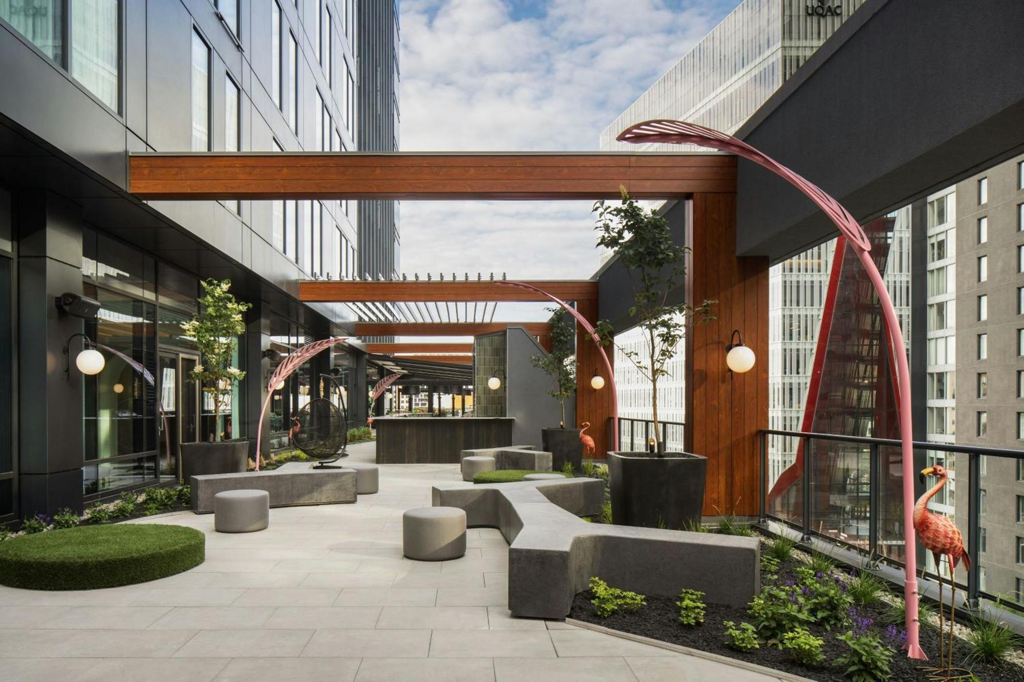 Honeyrose Hotel, Montreal, A Tribute Portfolio Hotel Buitenkant foto The outdoor patio at the 10th floor of the building