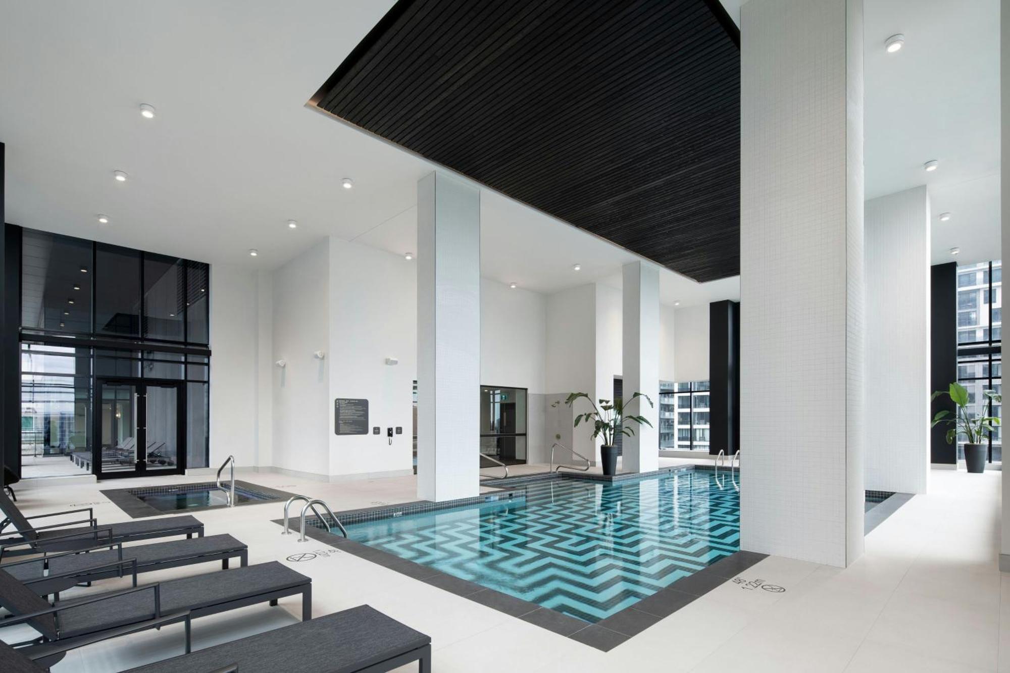 Honeyrose Hotel, Montreal, A Tribute Portfolio Hotel Buitenkant foto The swimming pool at the hotel