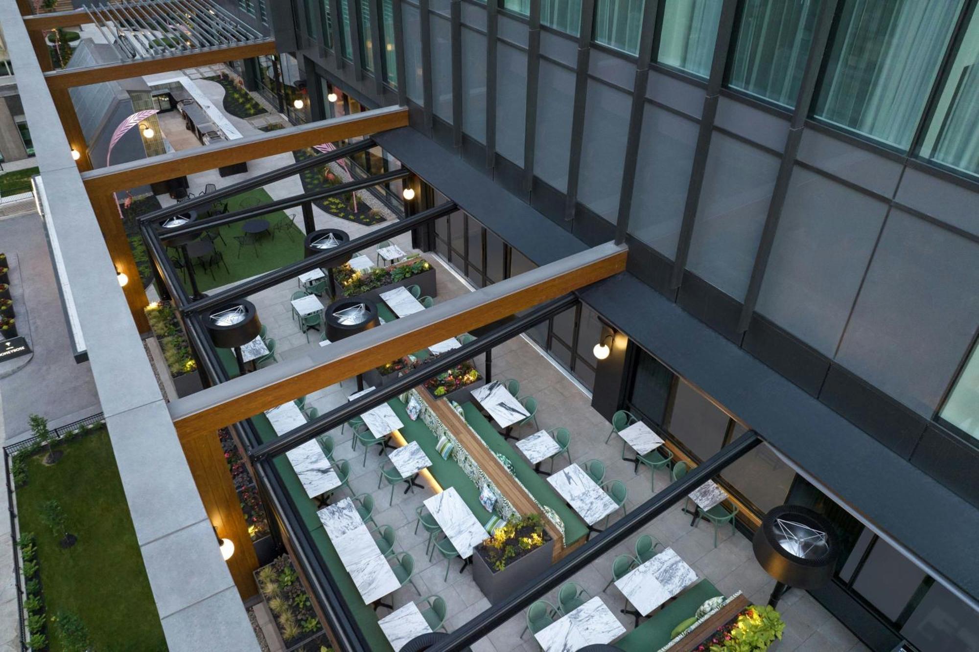 Honeyrose Hotel, Montreal, A Tribute Portfolio Hotel Buitenkant foto The outdoor dining area at the hotel